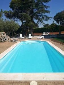 Bazén v ubytování Cosy Apartment in Villaviciosa de Odón with Shared Pool nebo v jeho okolí