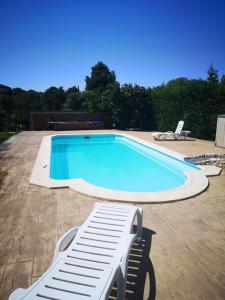 Bazén v ubytování Cosy Apartment in Villaviciosa de Odón with Shared Pool nebo v jeho okolí