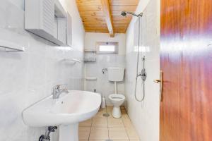 bagno con lavandino e servizi igienici di One bedroom apartement at Pisciotta 200 m away from the beach with furnished terrace a Pisciotta