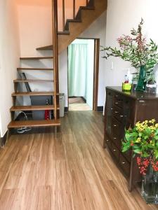 sala de estar con suelo de madera y escalera en Guesthouse Nishihara, en Atami