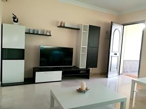 TV a/nebo společenská místnost v ubytování Bright Apartment Mogán + Pool