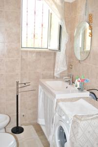 Ένα μπάνιο στο Charming house in Locorotondo, enclosed garden