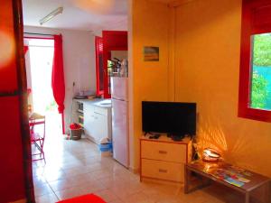 TV a/nebo společenská místnost v ubytování Charmant studio à Sainte-Anne - 37 m² avec jardin privatif + 5 fotografií