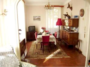 ein Wohnzimmer mit einem Tisch mit Stühlen und einem TV in der Unterkunft Maison de 3 chambres avec jacuzzi jardin clos et wifi a Gabarret in Gabarret