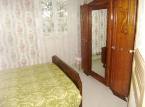 a bedroom with a bed and a dresser and a mirror at Maison accueillante à Gabarret, jacuzzi et jardin in Gabarret