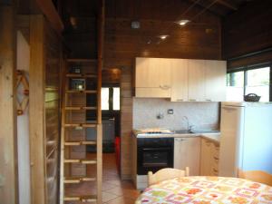 Dapur atau dapur kecil di Comfortable Chalet in Giarola with Mountain View