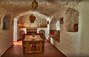 A seating area at Cozy house in Gorafe + pool