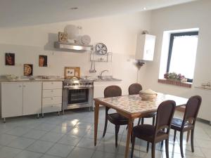 Cuisine ou kitchenette dans l'établissement 2 bedrooms appartement with furnished terrace at Marsico Nuovo 6 km away from the slopes