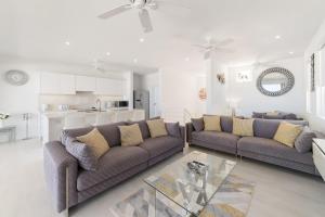 sala de estar con 2 sofás y cocina en 26 Westmoreland Hills - Mount Standfast - St James en Saint James