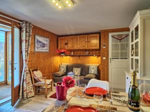 Et opholdsområde på Appartement cosy aux Carroz, 40 m², vue sur la montagne
