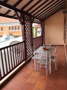 a patio with a table and chairs on a balcony at Appartement lumineux aux Trois-Îlets in Les Trois-Îlets