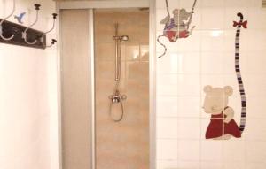 a shower in a bathroom with a shower curtain at Maison spacieuse et accueillante à Cirey-sur-Vezouze + Jardin in Cirey-sur-Vezouze +51 photos