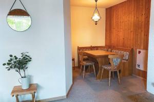 - une salle à manger avec une table et des chaises en bois dans l'établissement Anzère - Appartement 2 pièces au pied du télécabine, à Anzère
