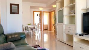 ラ・マンガ・デル・マール・メノールにある2 bedrooms appartement at La Manga 100 m away from the beach with sea view furnished terrace and wifiのリビングルーム(ソファ、テレビ付)