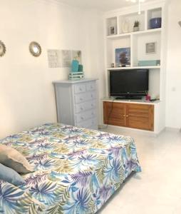Letto o letti in una camera di Studio with sea view shared pool and furnished terrace at Benalmadena 1 km away from the beach