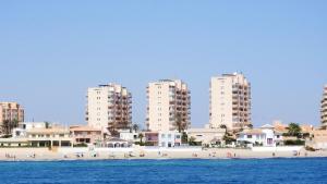 拉曼加戴爾馬爾梅納的住宿－2 bedrooms appartement at La Manga 100 m away from the beach with sea view furnished terrace and wifi，相簿中的一張相片