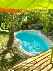 Bazén v ubytování Maison de 2 chambres avec piscine privee jardin amenage et wifi a Saint Joseph a 6 km de la plage nebo v jeho okolí
