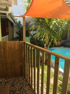 Vista de la piscina de Maison de 2 chambres avec piscine privee jardin amenage et wifi a Saint Joseph a 6 km de la plage o alrededores