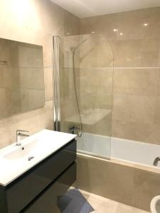 A bathroom at Spacious Apartment with Views in Málaga, 77 m², Shared Pool