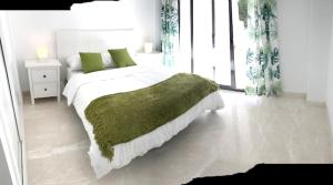 A bed or beds in a room at Spacious Apartment with Views in Málaga, 77 m², Shared Pool Még 14 kép