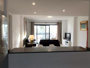 A television and/or entertainment centre at Spacious Apartment with Views in Málaga, 77 m², Shared Pool