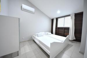 Een bed of bedden in een kamer bij Maison de 2 chambres avec sauna terrasse amenagee et wifi a Sainte Anne a 5 km de la plage