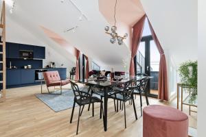 a dining room with a table and chairs at BJØRVIKA APARTMENTS - Solli in Oslo