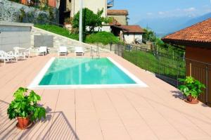 The swimming pool at or close to Lake View Apartment in Vercana, Shared Pool Még 12 kép