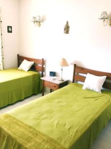 アルマカオ・デ・ペラにあるSea View Apartment in Armação de Pêra, 52 m² + Balconyのベッドルーム1室(ベッド2台、ランプ付きテーブル付)