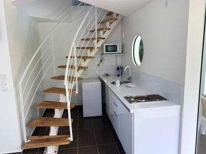 Una cocina o zona de cocina en Appartement d'une chambre a Le Moule a 200 m de la plage avec piscine privee terrasse amenagee et wifi
