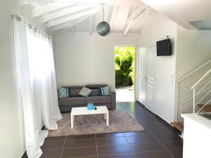 Zona de estar de Appartement d'une chambre a Le Moule a 200 m de la plage avec piscine privee terrasse amenagee et wifi