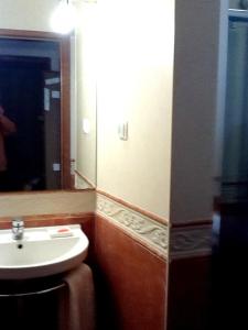 un baño con lavabo y espejo en Welcoming House in Aljezur, en Aljezur