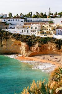 un grupo de personas en una playa junto al océano en Welcoming House in Aljezur, en Aljezur