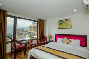 Postel nebo postele na pokoji v ubytování SAPA KING HOTEL HUNG VUONG HOTEl + 37 fotografií