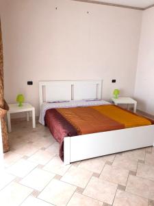 - une chambre avec un lit blanc et 2 tables dans l'établissement 3 bedrooms appartement with city view and balcony at Cosenza, à Cosenza