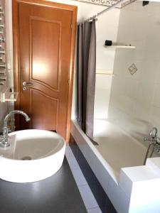 La salle de bains est pourvue d'une baignoire, de toilettes et d'un lavabo. dans l'établissement 3 bedrooms appartement with city view and balcony at Cosenza, à Cosenza