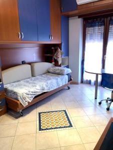 - une chambre avec un lit et un échiquier à l'étage dans l'établissement 3 bedrooms appartement with city view and balcony at Cosenza, à Cosenza