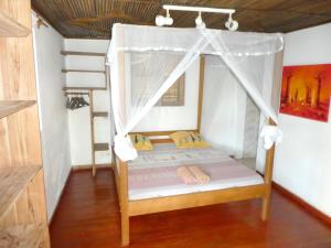 מיטה או מיטות בחדר ב-2 bedrooms bungalow with sea view shared pool and enclosed garden at Andilana