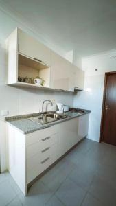 Een keuken of kitchenette bij 2 bedrooms appartement with shared pool enclosed garden and wifi at Estoi
