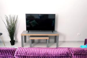 En TV eller et underholdningssystem på 2 bedrooms appartement with shared pool enclosed garden and wifi at Estoi