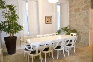 una sala da pranzo bianca con tavolo e sedie bianchi di Welcoming Villa with Mountain View in Sobradelo da Goma a Várzea