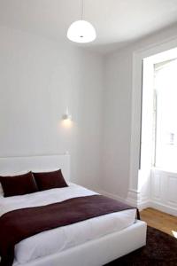 una camera da letto bianca con un letto grande e una finestra di Welcoming Villa with Mountain View in Sobradelo da Goma a Várzea