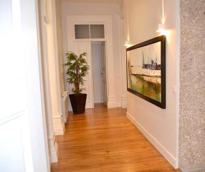 un corridoio con un dipinto sul muro e una pianta di Welcoming Villa with Mountain View in Sobradelo da Goma a Várzea