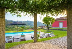 Bassenget på eller i nærheten av 3 bedrooms villa with private pool enclosed garden and wifi at Sobradelo da Goma