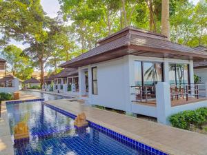 a villa with a swimming pool in a resort at Chang Buri Resort & Spa in Ko Chang