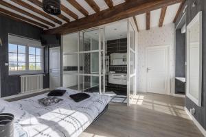 een slaapkamer met een groot bed en een badkamer bij Maison de 5 chambres avec jardin clos et wifi a Mouterre Silly in Mouterre-Silly