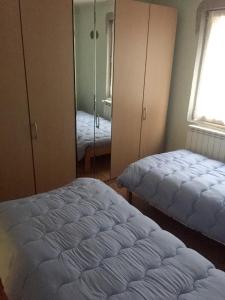 Postel nebo postele na pokoji v ubytování 4 bedrooms house with enclosed garden and wifi at Vozuca