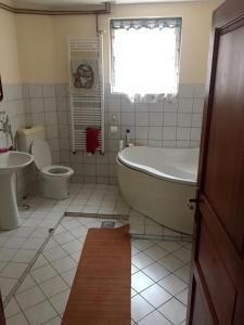 Ένα μπάνιο στο Spacious and Charming House in Vozuća with Large Garden