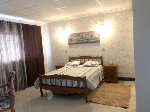 1 dormitorio con 1 cama en una habitación en Appartement d'une chambre avec vue sur la ville terrasse amenagee et wifi a Bras Panon, en Bras-Panon