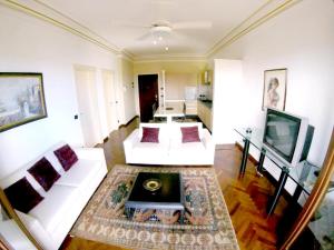 sala de estar con muebles blancos y TV en One bedroom apartement with wifi at Boca Chica, en Boca Chica